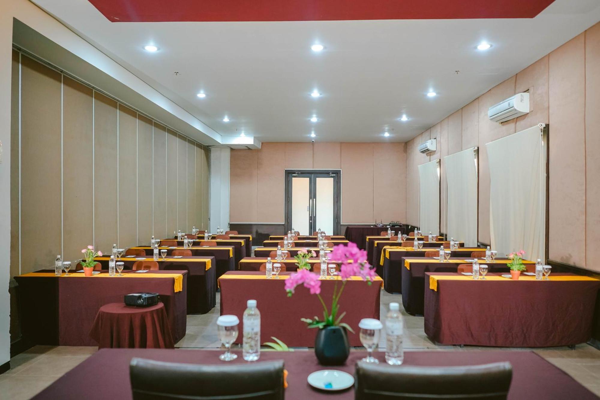 Sahid T-More Hotel Kupang  Exterior photo